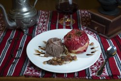 Măr copt cu înghețată (Mere imperiale)/ Baked apple with ice cream (Imperial Apples) image