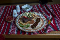 Mușchi de vită Chateaubriand servit cu sos Béarnaise/Chateaubriand beef tenderloin with Béarnaise sauce image