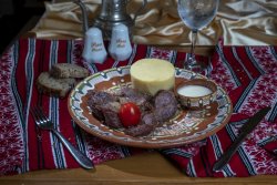 Pastramă de oaie la ceaun cu mămăliguță și mujdei de usturoi/Lamb pastrami with polenta and garlic sauce image