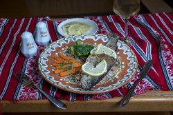 Păstrăv la grătar cu morcovi vichy, broccoli și lămâie/Grilled trout with vichy carrots, broccoli and lemon image