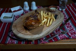 Pui la ceaun cu cartofi prăjiți și mujdei de usturoi/Chicken in the pot with French fries and garlic sauce image