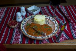 Pulpă de vită la tavă cu piure de cartofi/Beef pulp on a tray with mashed potatoes image