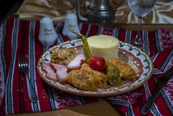 Sarmale în foi de varză cu mămăliguță și ardei iute/Stuffed cabbage rolls with polenta and hot pepper image