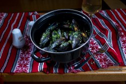 Scoici în sos de vin/Clams in wine sauce image