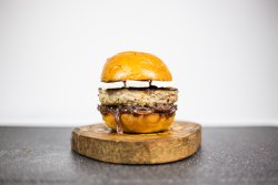 20% reducere: Burger cu chutney de ceapă roșie și brie image