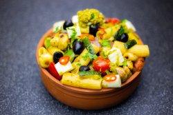 30% reducere: Rigatoni cu legume la tigaie și pesto image