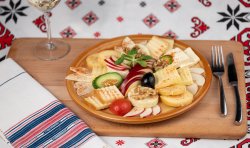 Platou cu brânzeturi românești image