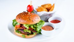 Burger (black angus)/cartofi/salată image