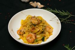 Tagliatelle zucchine e gamberetti image