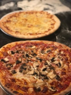 Pizza Prosciutto e Funghi image