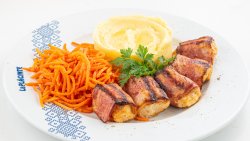 Frigărui de pui în bacon cu piure de cartofi image