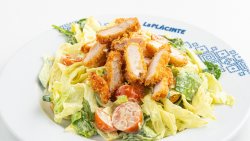 Salată cu pui crocant și sos Caesar image