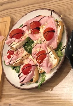 Bruschete con Mortadella al Pistacchio image