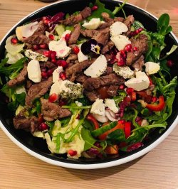 Salată cu roast beef și brânză de capră image
