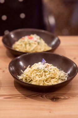 Aglio, olio e peperoncino image