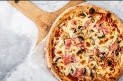 Pizza Prosciutto Funghi image