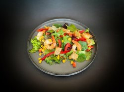 Salata mediteraneana cu creveti (Mediterranean salad with shrimp) image