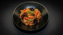 Orez la wok cu legume + băutură la alegere image