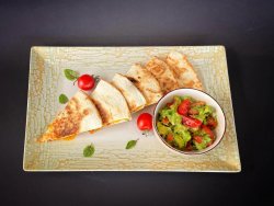 Quesadilla cu cheddar și guacamole image