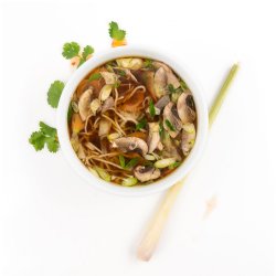Supă chinezească de pui cu tăiței image