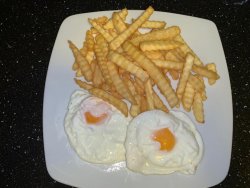 Ouă ochiuri cu cartofi prăjiți image