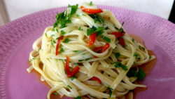Spaghete aglio olio e peperoncini image