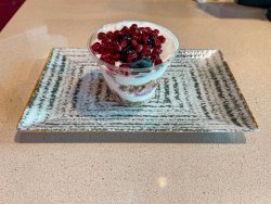 Mini granola cu iaurt și fructe image