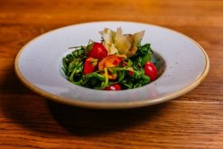 Salată de rucola cu roșii cherry și parmezan image