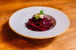 Salată de sfeclă roșie coaptă în casă cu hrean image