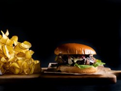 Burger cu brie și dulceață de afine image