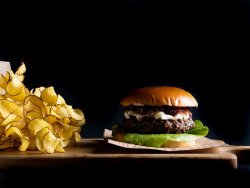 French Burger cu brânză brie și dulceață de ceapă image
