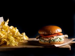Burger cu piept de pui și avocado image