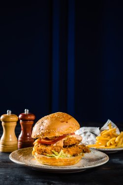 Burger cu pui crocant nepicant cu bacon (Southern fried chicken BLT) image