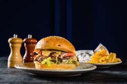 Burger cu pui crocant și picant / Nashville hot chicken sandwich image