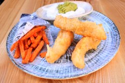 Cod in panada cu sos tartar , piure de mazare si cartofi dulci prajiti (Fish and Chips) image