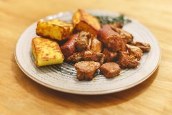 Carne la garniță cu mămăliguță image