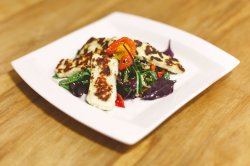 Halloumi la grill cu salată fresh image