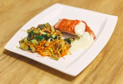 Somon cu legume caramelizate și sos de lămâie image