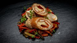 Pui cu mozzarella și legume basque image