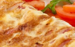 Omletă cu șuncă și cașcaval image