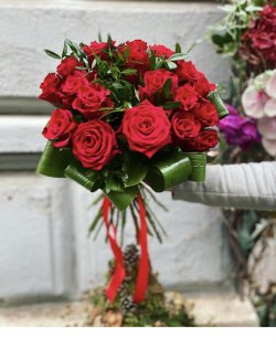 Buchet trandafiri roșii și Aspidistra