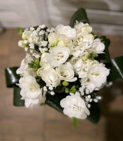 Buchet fresia albe