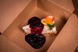  Cheesecake făcut în casă cu sos de fructe de pădure image