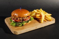 Burger Black Angus cu cartofi prajiti image