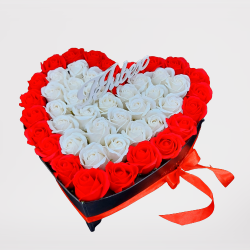 Cod 007 Cutie inima BIG neagra Flowers for you, 47 trandafiri sapun rosu cu alb, mesaj