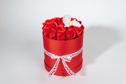 Cutie roșie rotundă înaltă cu capac medie + 19 trandafiri săpun roșii + orhidee albă