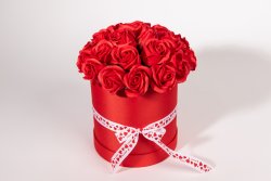 Cutie roșie rotundă înaltă cu capac mare + 24 trandafiri săpun roșii + 1 orhidee albă