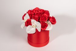 Cutie roșie rotundă înaltă cu capac mică + 15 trandafiri roșii + 6 orhidee albă silicon