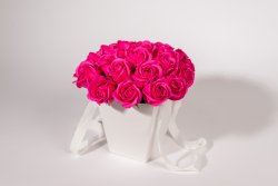 Coșuleț alb cu mâner de panglică albă + 24 trandafiri roz ticlam