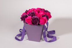 Coșuleț mov cu mâner de panglică mov + 20 trandafiri roz și mov